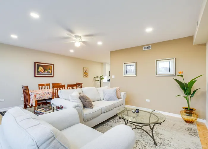 Steps To Shops & Eats: In Portage Park! Apartment *
