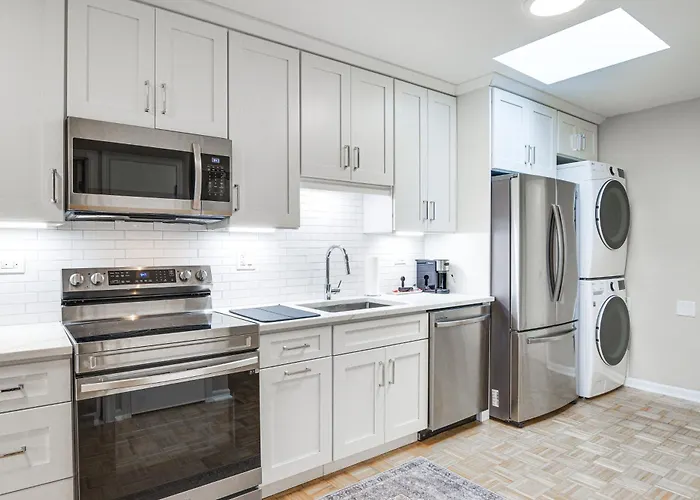 Steps To Shops & Eats: In Portage Park! Apartment *