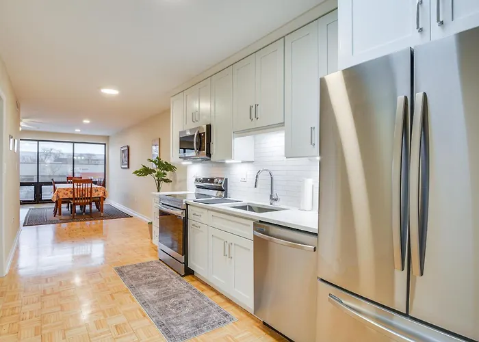 Apartment Steps To Shops & Eats: In Portage Park! *