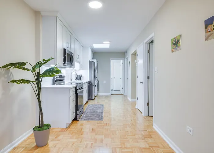 Steps To Shops & Eats: In Portage Park! Apartment Chicago