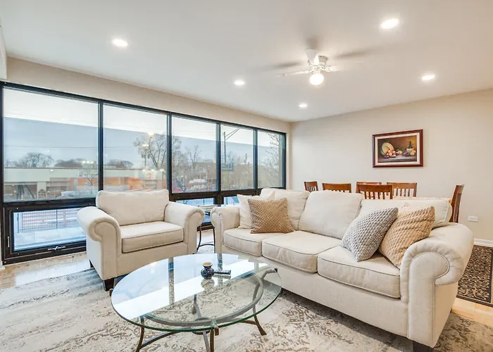 Steps To Shops & Eats: In Portage Park! Apartment *