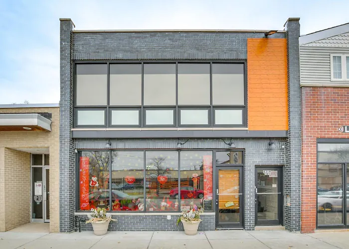 Steps To Shops & Eats: In Portage Park! Apartment Chicago