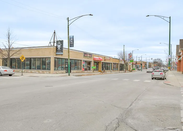 Steps To Shops & Eats: In Portage Park! Apartment Chicago