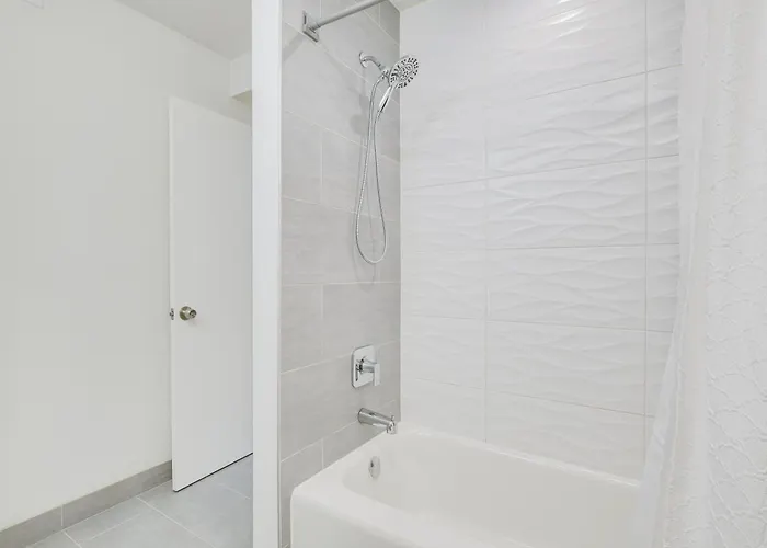 Apartment Steps To Shops & Eats: In Portage Park!