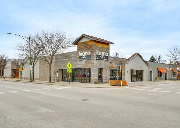 Apartment Steps To Shops & Eats: In Portage Park!