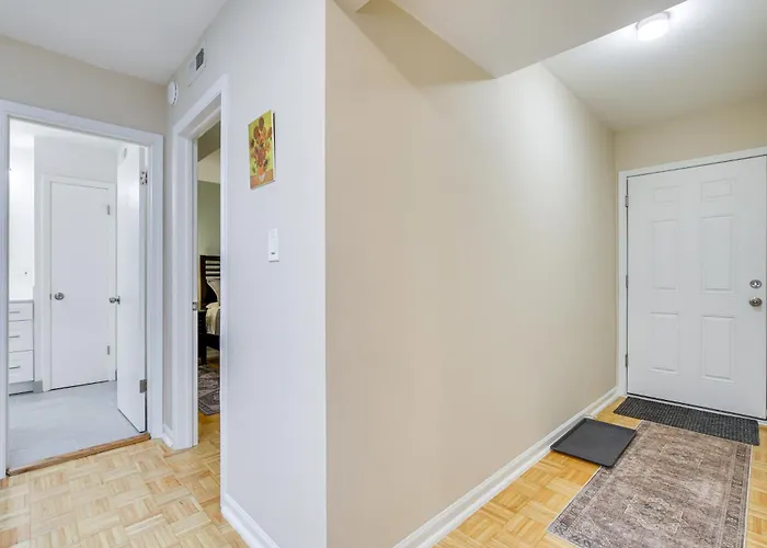 Steps To Shops & Eats: In Portage Park! Apartment *