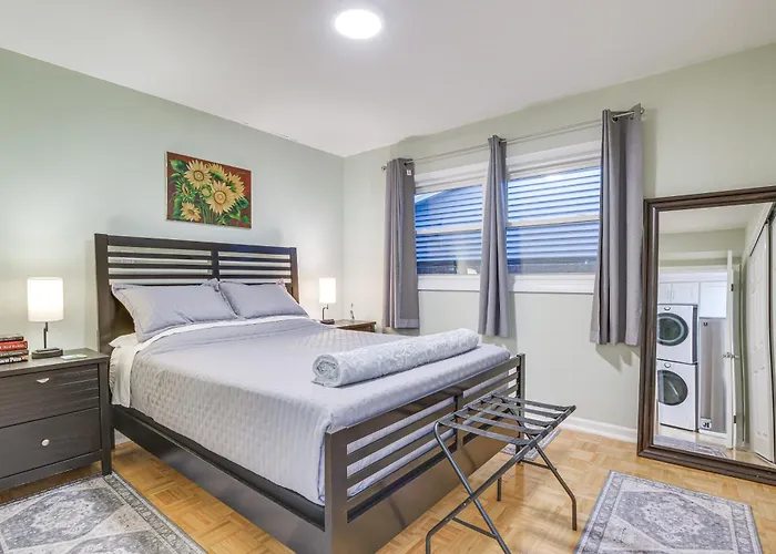 Steps To Shops & Eats: In Portage Park! Apartment