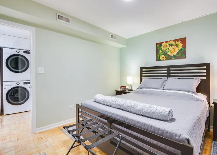 Apartment Steps To Shops & Eats: In Portage Park!