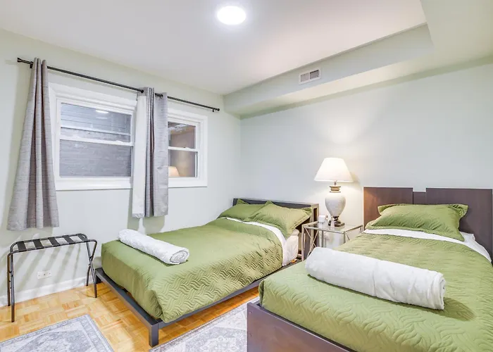 Apartment Steps To Shops & Eats: In Portage Park! *