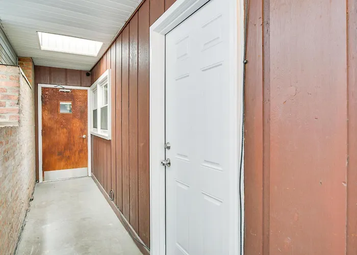Steps To Shops & Eats: In Portage Park! Apartment *