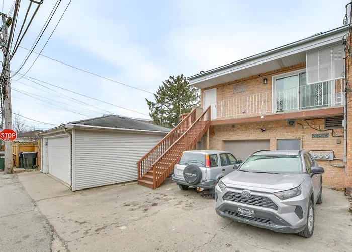 Apartment Steps To Shops & Eats: In Portage Park! *